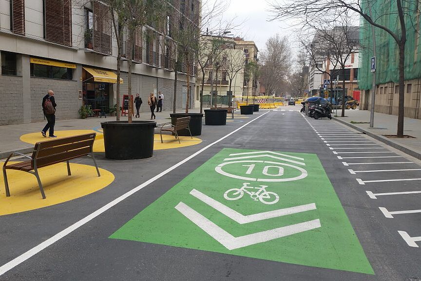 Barcelona 3 Fahrradstreifen im Superblock ist farblich besonders gekennzeichnet